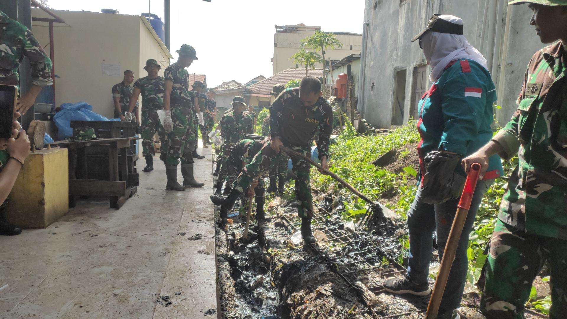 Dandim dan Bupati Muara Enim Terjun Bersama Bersihkan Sampah Pasar