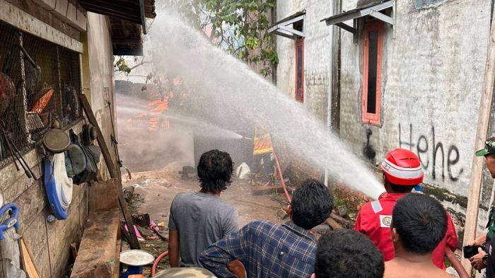 Lansia-79-Tahunn-di-Babat-Toman-Muba-Lupa-Matikan-Kompor-Saat-Memasak-Buat-1-Rumah-Hangus-Terbakar.jpg