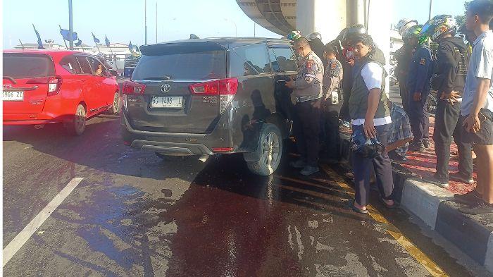 Lansia-Pengemudi-Innova-Tewas-Usai-Menabrak-Tiang-LRT-Palembang-Kabur-Setelah-Tabrak-Pejalan-Kaki.jpg