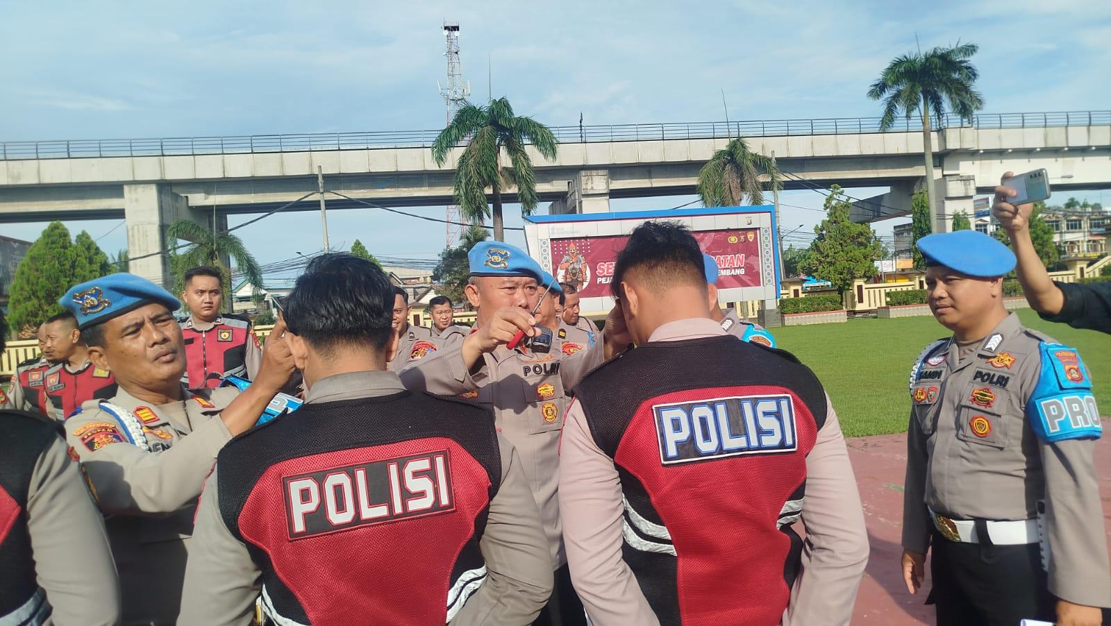 Layaknya Siswa Sekolah, Rambut 5 Anggota Polisi Polrestabes Palembang Terjaring Razia dan Dipotong
