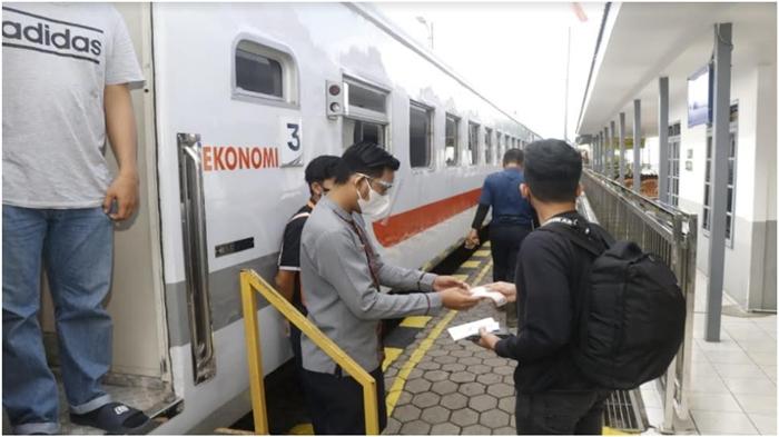 Libur-panjang-PTKAI-Divre-III-Palembang-menyiapkan-12068-tiket.jpg