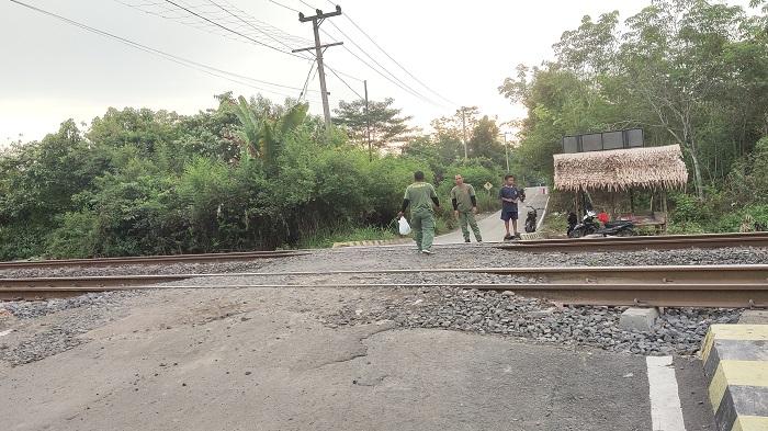 Linmas-Jaga-Perlintasan-kereta-Api-di-Prabumulih.jpg