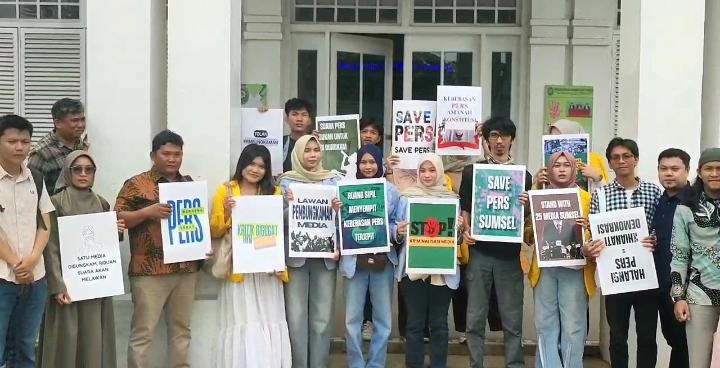 Mahasiswa Bersama LBH dan AJI Palembang Datangi PN Palembang, Gelar Aksi Tolak Pembungkaman Media - Tribunsumsel.com