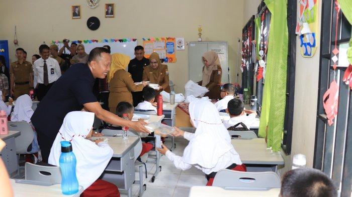 Makan-Bergizi-Gratis-di-SD-Negeri-25-Palembang-Senin-612025.jpg