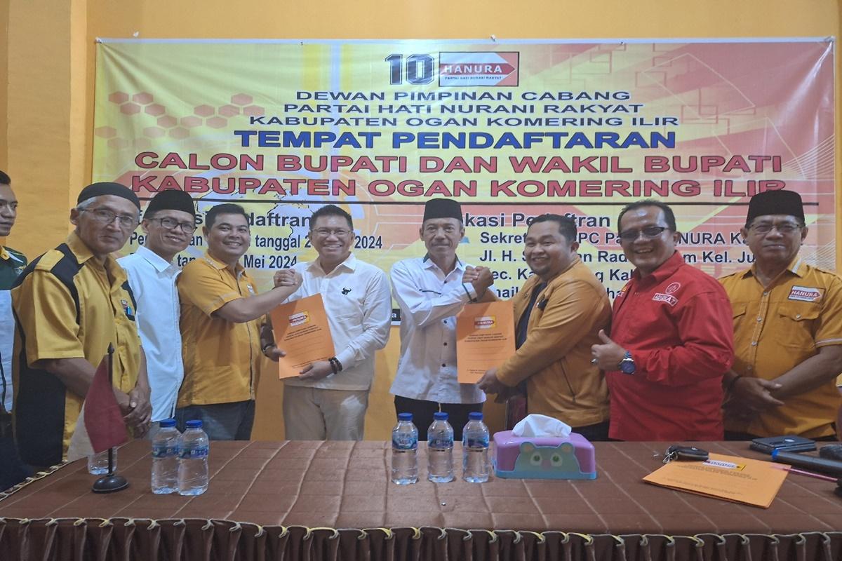 Makin-Kompak-Mantan-Wabup-dan-Ketua-DPRD-Ambil-Formulir-Pendaftaran-Pilkada-OKI-2024-di-Hanura.jpg