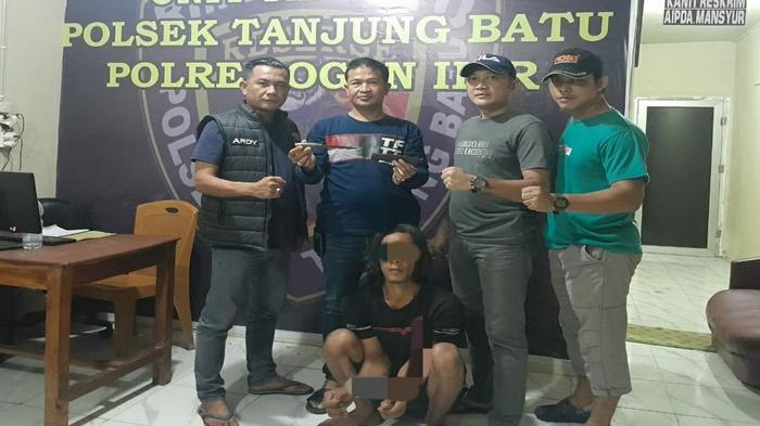 Malam Hari Bawa Pisau Masuk ke Kebun Karet Warga, Pria Gondrong di Ogan Ilir Dibawa ke Kantor Polisi