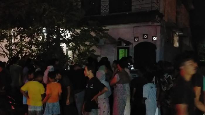 Malam-itu-Senin-192025-warga-Kelurahan-Paoman-Kabupaten-Indramayu-Jawa.jpg