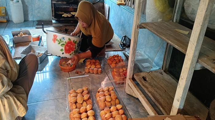 Manis-dan-Legitnya-Bolu-Cupu-Khas-Kayuagung-OKI-Andalan-Saat-Hari-Raya-Hingga-Seserahan-Pernikahan.jpg
