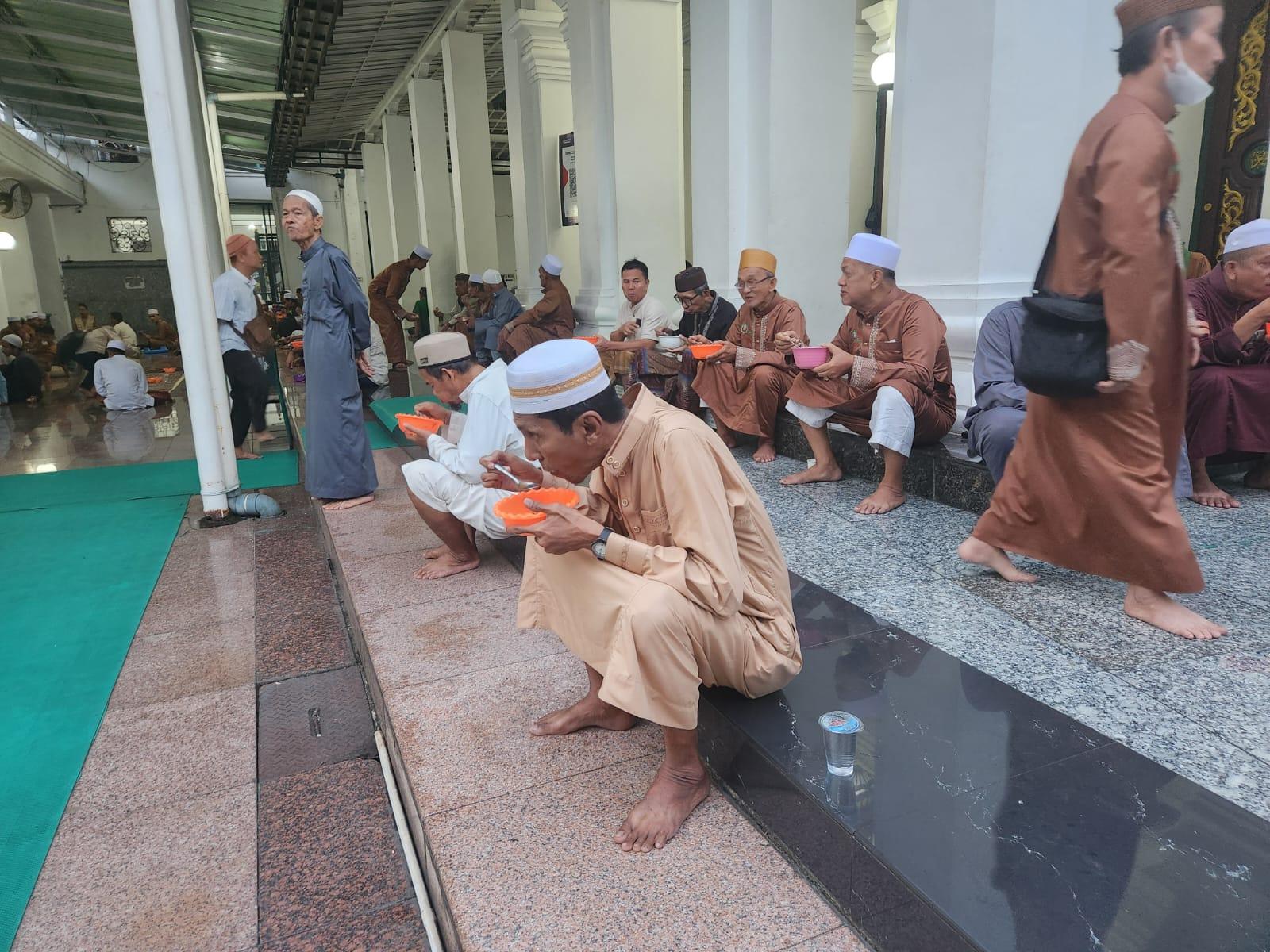Masjid Agung Palembang Rutin Bagikan Sarapan Gratis Usai Shalat Subuh, Habiskan Rp 40 Juta per Bulan - Tribunsumsel.com