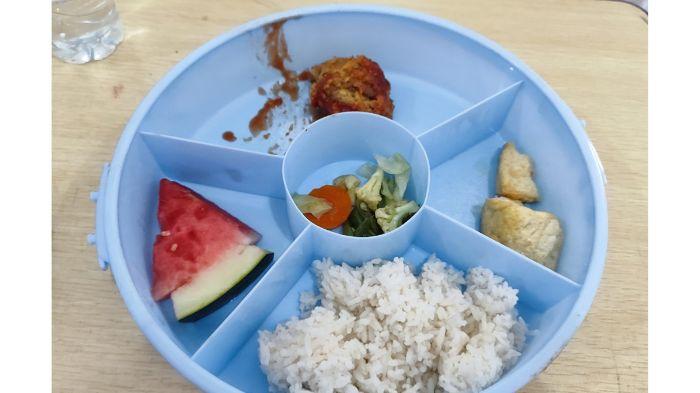 Menu-Makan-Siang-Gratis-di-Palembang-Beda-Dari-Sebelumnya-Sejumlah-Siswa-SD-Negeri-25-Lahap-Makan.jpg