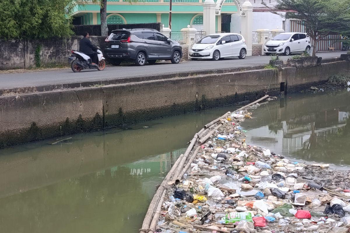 Meski-Dilarang-Buang-Sampah-Sembarangan-Nyatanya-Aliran-Sub-DAS-Bendung-Palembang-Dipenuhi-Sampah.jpg