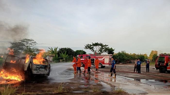 Mobil Xenia Tanpa Pelat Terbakar di Area Parkir Masjid Raya Muba, Identitas Sopir Belum Diketahui