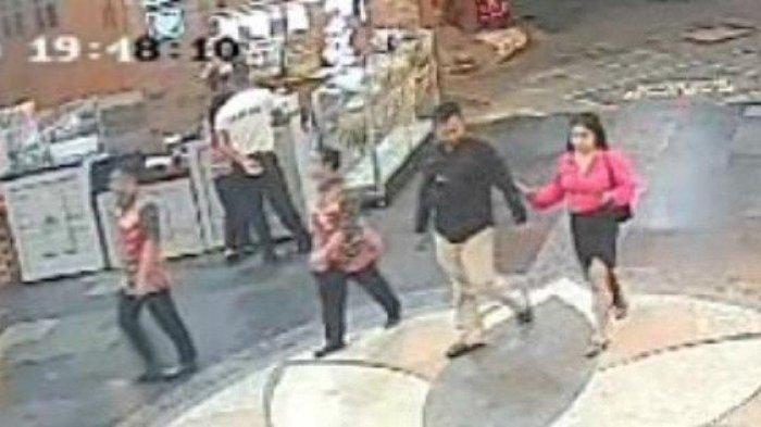 Momen-Antok-dan-Uswatun-Khasanah-mesra-gandengan-tangan-terekam-CCTV.jpg