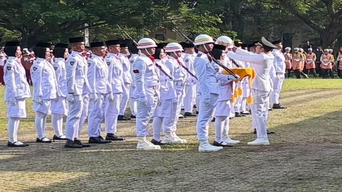 Momen Bupati Ogan Ilir Bantu Perbaiki Helm Paskibraka pada Upacara HUT ke-80 RI