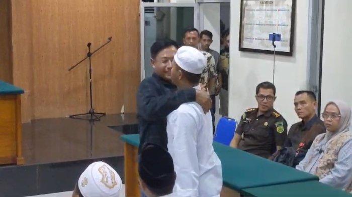 Momen-Dede-Riswanto-peluk.jpg