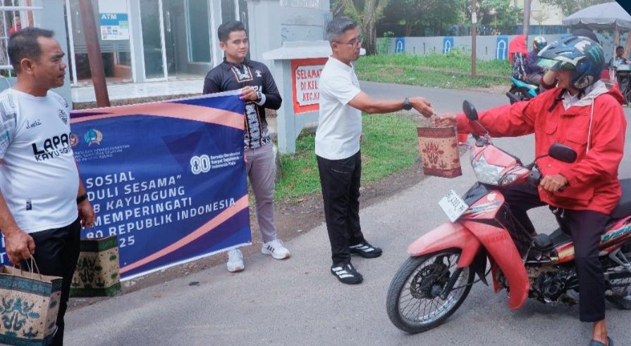Momen HUT ke-80 RI, Lapas Kayuagung Bagikan Paket Sembako ke Pengendara yang Melintas