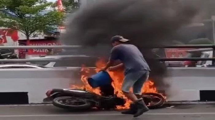 Motor-Terbakar-di-Flyover-Jakabaring-Palembang.jpg