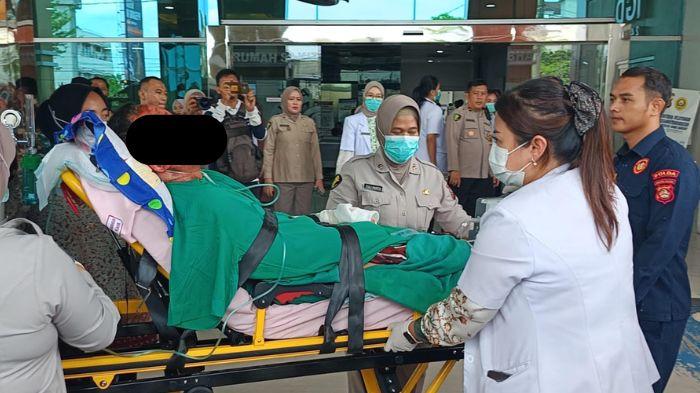 Ngadiono-Korban-Selamat-Kecelakaan-Bus-ALS-di-Muratara-Dibawa-ke-Palembang-Menggunakan-Helikopter.jpg