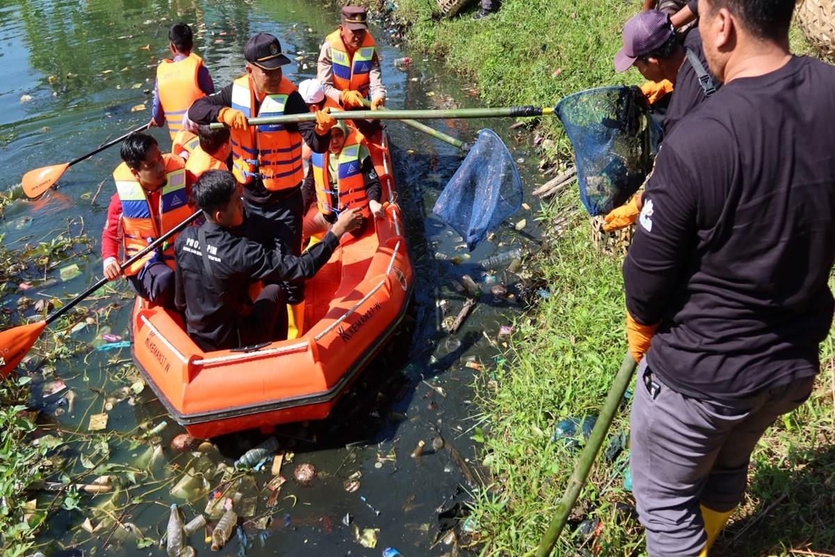 PLN Gelar Employee Green Involvement di Sungai Kelekar, Kumpulkan 5 Ton Sampah Organik dan Anorganik