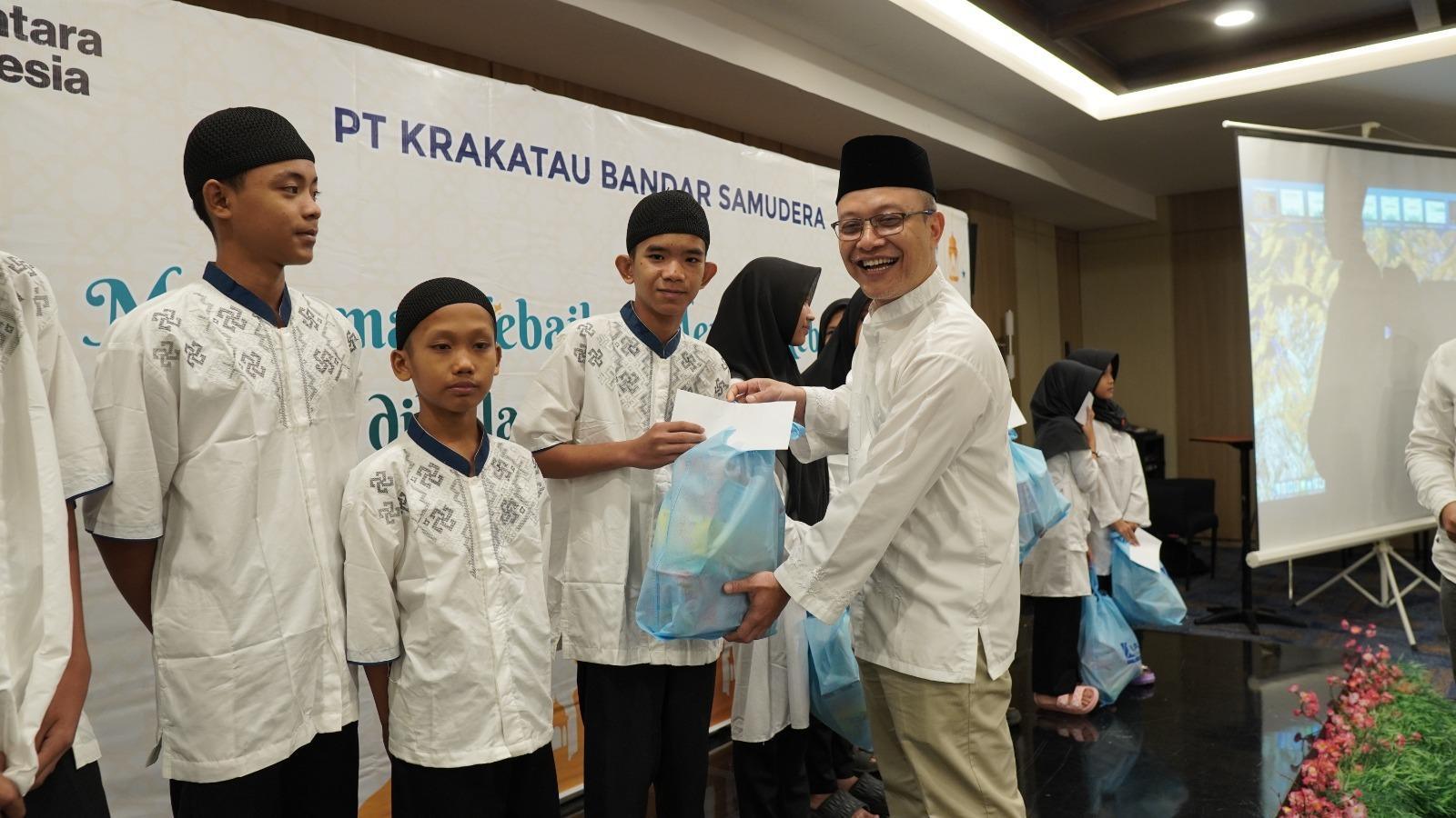 PT Krakatau Bandar Samudera Gelar Safari Ramadan, Santuni Anak Yatim di Palembang
