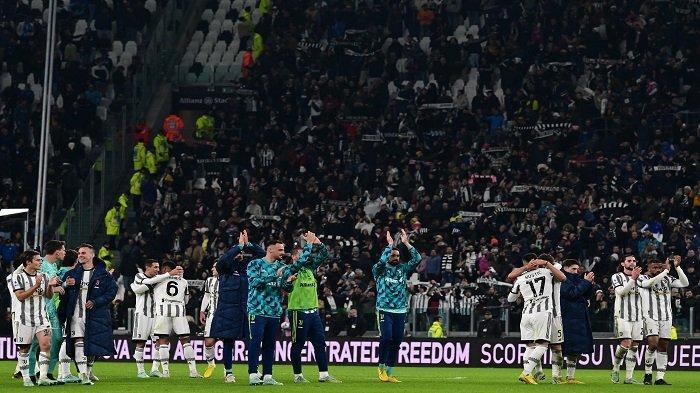 Para-pemain-Juventus-menyapa-suporter-pada-akhir-pertandingan-sepak-bola-Serie-A-Italia.jpg