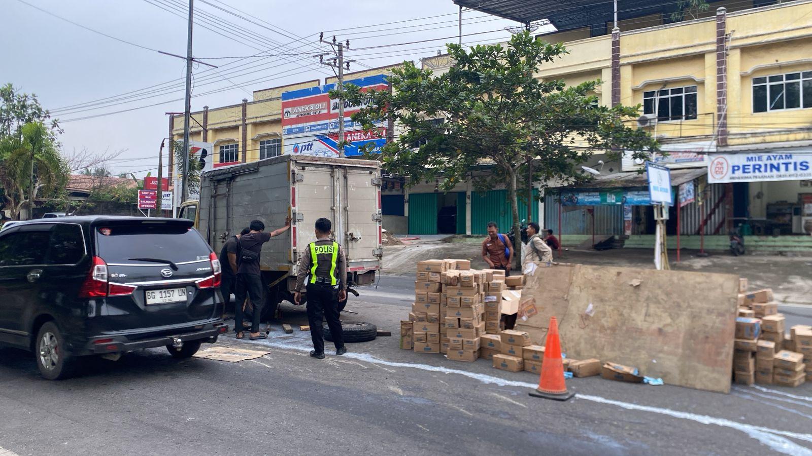 Pecah-Ban-Mobil-Box-Berisi-800-Dus-Susu-UHT-Terbalik-di-Prabumulih.jpg