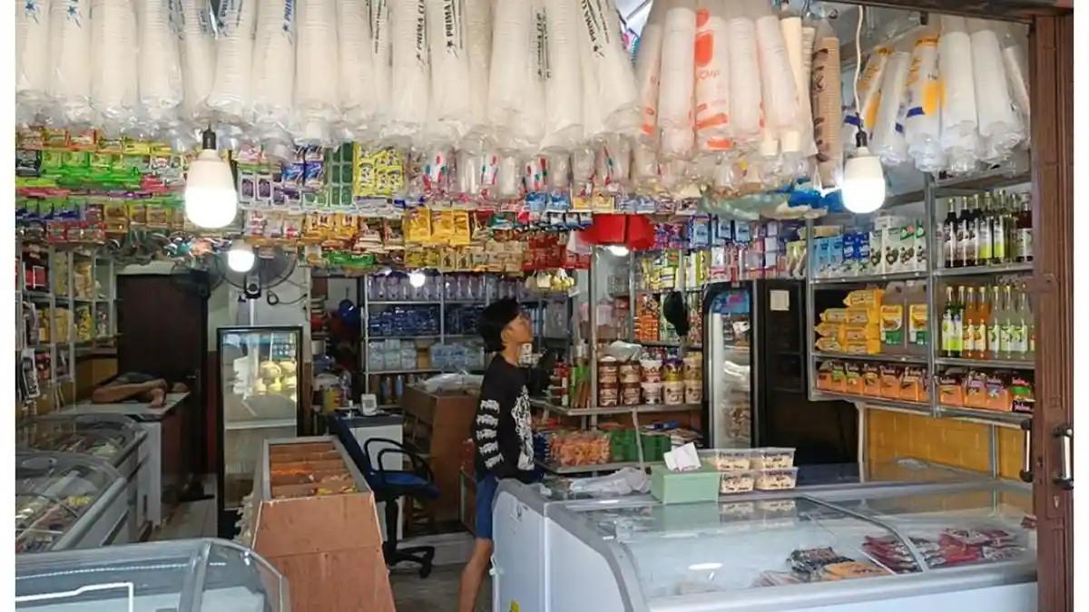Pedagang-plastik-kemasan-di-Pasar-Baung-Lenteng-Agung.jpg