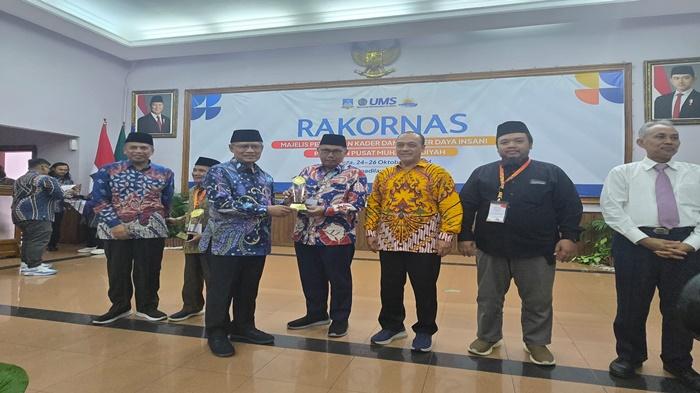 Peduli-Pengkaderan-Rektor-Universitas-Muhammadiyah-Palembang-Dapat-Penghargaan-dari-PP-Muhammadiyah.jpg