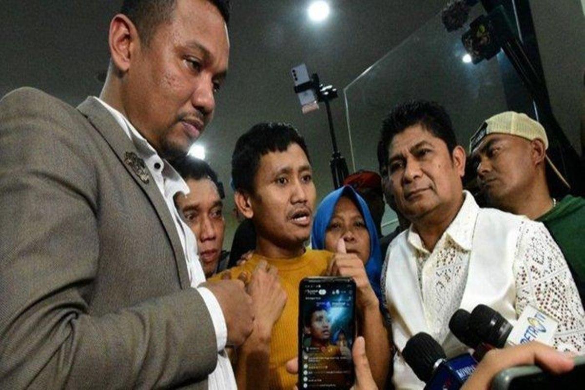 Pegi-Setiawan-Saat-Memberikan-Keterangan-Ke-Awak-Media-Usai-Bebas-dari-Tahanan-Polda-Jabar.jpg