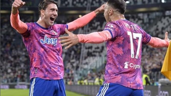 Pemain-Juventus-Vlahovic-dan-Kostic-berselebrasi-usai-mencetak-gol-di-Liga-Italia.jpg