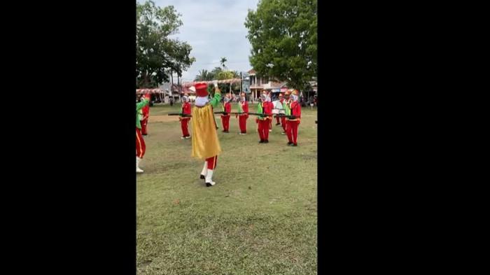 Penampilan-drumband-dari-MTS-7-Sungai-Bahar-Muaro-Jmabi-saat-HUT-ke-80-Kemerdekaan.jpg