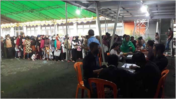 Pencairan BLT Minyak Goreng di Kantor Pos Palembang, Ribuan Warga Berdesakan Antri Sejak Pagi