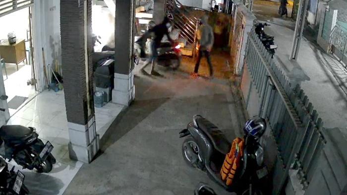 Pencuri di Palembang Gasak 2 Motor Sekaligus, Terekam CCTV Beraksi Dalam Hitungan Detik