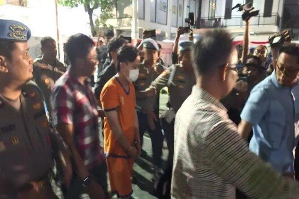 Pengusaha-Ivan-Sugianto-saat-digiring-dengan-baju-tahanan.jpg