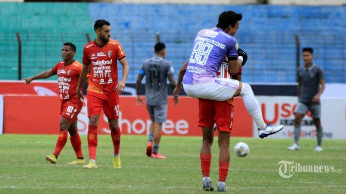 Penjaga-gawang-Bali-United-M-Ridho-kanan-atas-memeluk-rekan-setimnya-Lerby-Eliandry.jpg