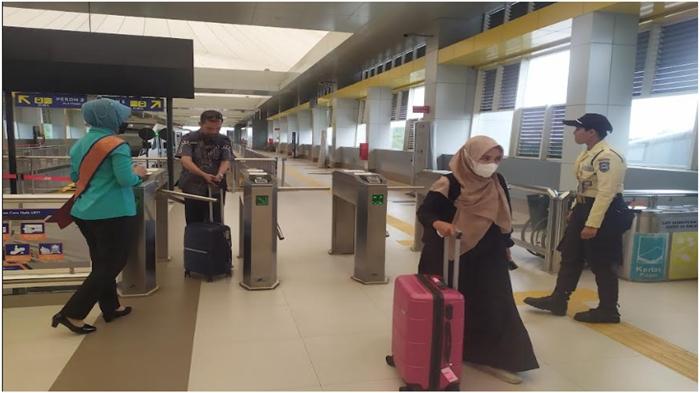 Penumpang-LRT-Sumsel-di-Stasiun-Bandara-Senin-27112023.jpg