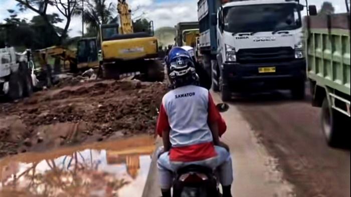 Perbaikan Jalan Tak Kunjung Selesai Disebut Jadi Biang Kerok Jalan Tanjung Api-api Macet Panjang