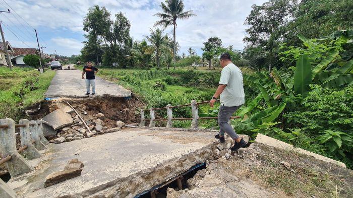 Perekomian-Warga-Jadi-Taruhan-Usai-Jembatan-Sungai-Toba-OKU-Timur-Ambruk-Mobilisasi-Berhenti-Total.jpg