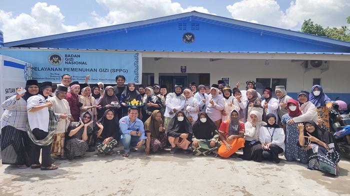 Peringati Hari Ibu, Petugas SPPG di Prabumulih Antar MBG Pakai Daster, Hibur Ibu Hamil Hingga Lansia