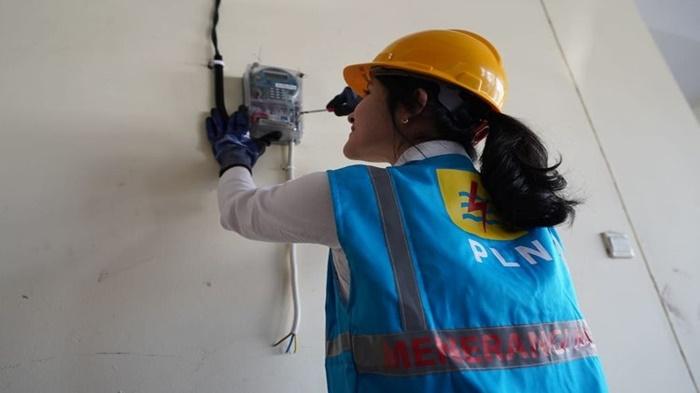 Perusahaan-Listrik-Negara-PLN-melakukan-pemeliharaan.jpg