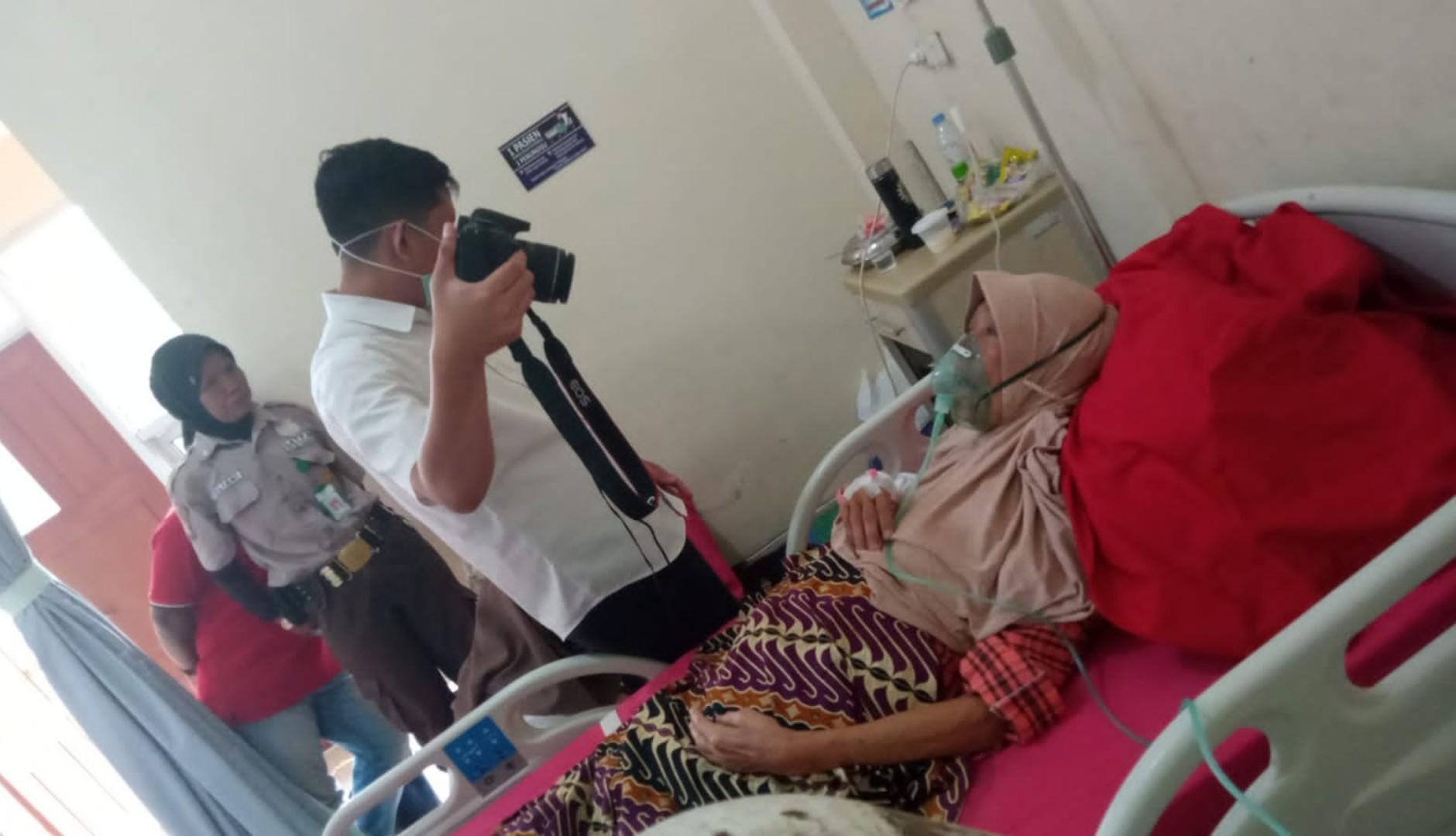 Inovatif, Dinas Dukcapil Ogan Ilir Jemput Bola Lakukan Perekaman e-KTP Bagi Warga Terbaring Sakit