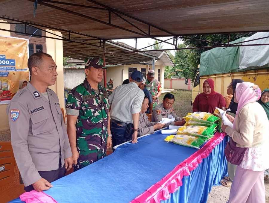 Petugas-saat-menyiapkan-beras-SPHP-Bulog-di-Polsek-Lintang-Kanan.jpg