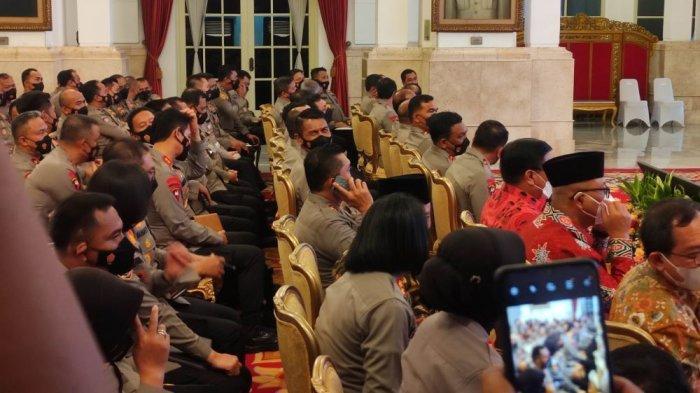 Pihak-Istana-Jelaskan-soal-Momen-Kapolda-Metro-Jaya-Pakai-Ponsel-Saat-Pengarahan-Presiden-Jokowi.jpg