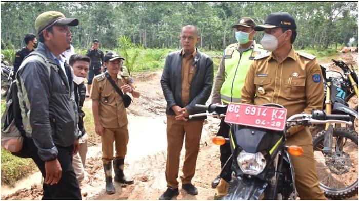 Pj-Bupati-Ogan-Komering-Ilir-Asmar-Wijaya-pantau-distribusi-logistik-Pemilu-2024-di-wilayah-perairan.jpg