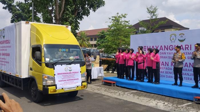 Polda-Sumsel-Bersama-Bhayangkari-Kirim-5-Truk-Bantuan-Bagi-Korban-Banjir-di-Aceh-Tamiang-dan-Langkat.jpg