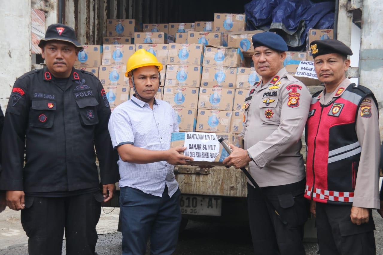Polda Sumsel Lakukan Pengiriman Bantuan Logistik ke Korban Bencana Banjir Lewat Jalur Darat
