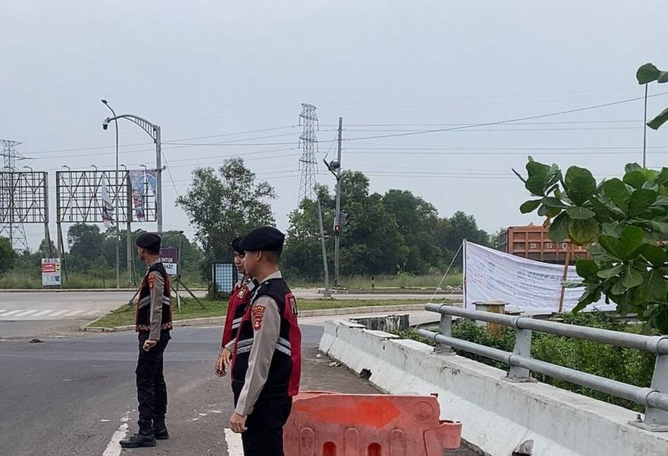 Polisi-Bersiaga-di-Gerbang-Tol-Kramasan-Ogan-Ilir.jpg