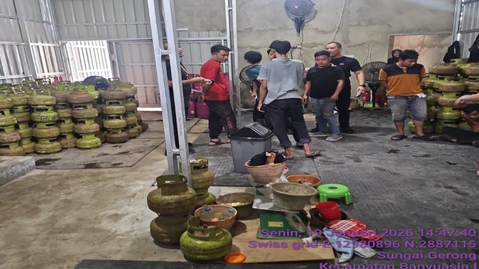 Polisi-Gerebek-Pabrik-Pengoplos-LPG-3-Kg-ke-12-Kg-di-Palembang-4-Pelaku-Diamankan.jpg