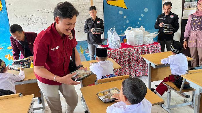 Polres PALI Gelar Makan Bergizi Gratis di SDN 6 Talang Ubi, Sambil Edukasi Tentang Bahaya Narkoba