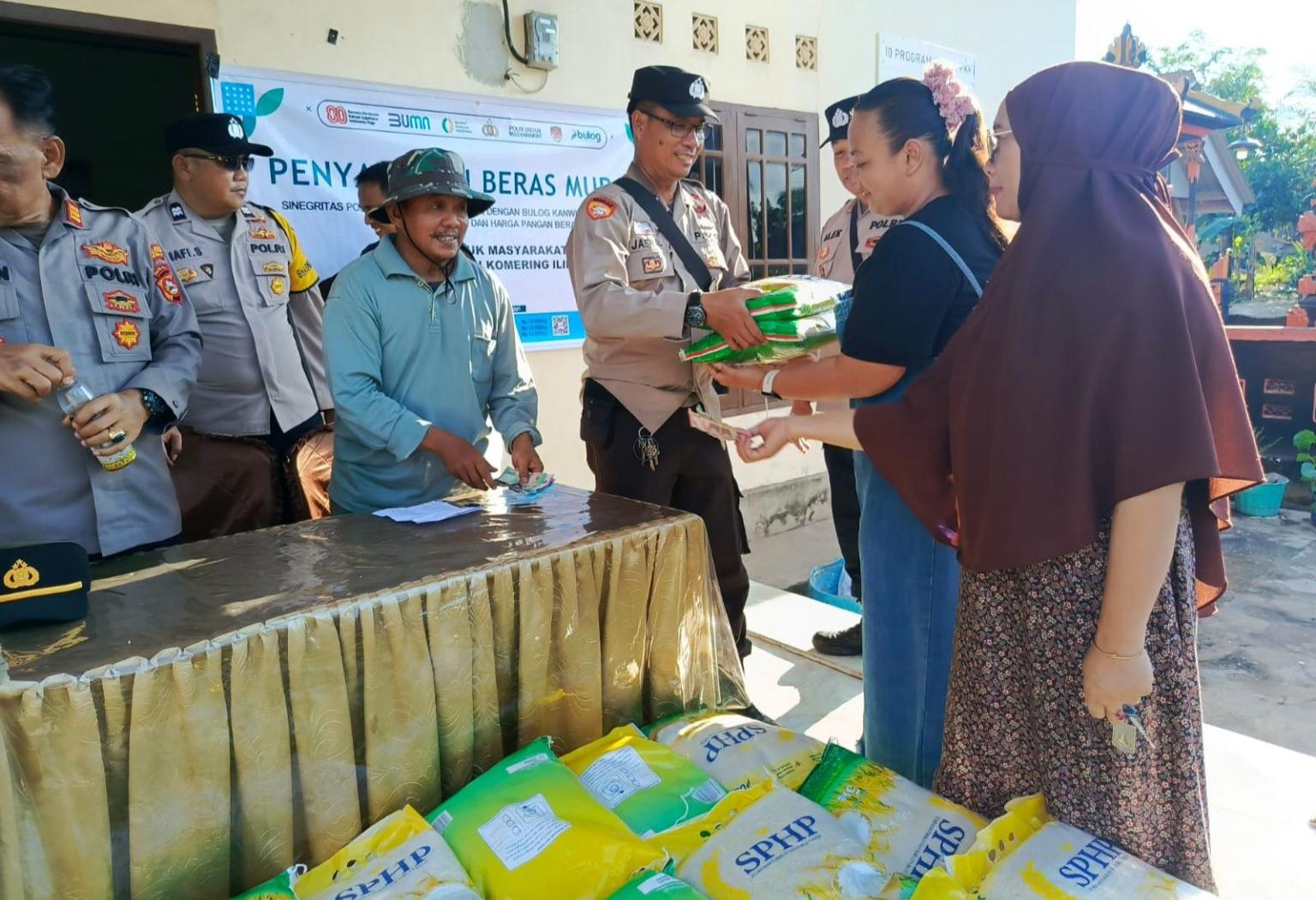 Polsek Lempuing & Tanjung Lubuk Salurkan 7 Ton Beras Murah, Rp 60 Ribu per Karung, Warga OKI Serbu